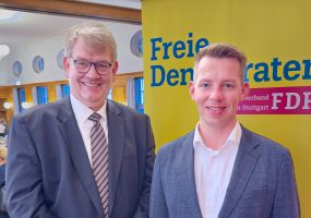 Bezirksvorsitzender Friedrich Haag MdL (rechts) und sein Vorgänger Hartfrid Wolff