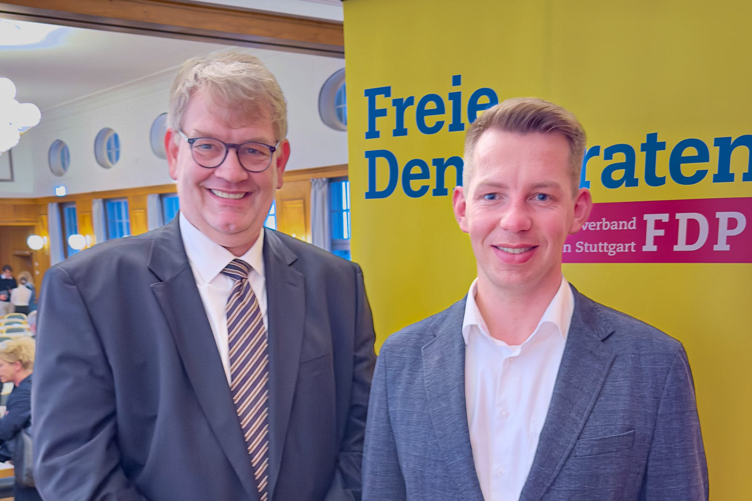 Bezirksvorsitzender Friedrich Haag MdL (rechts) und sein Vorgänger Hartfrid Wolff