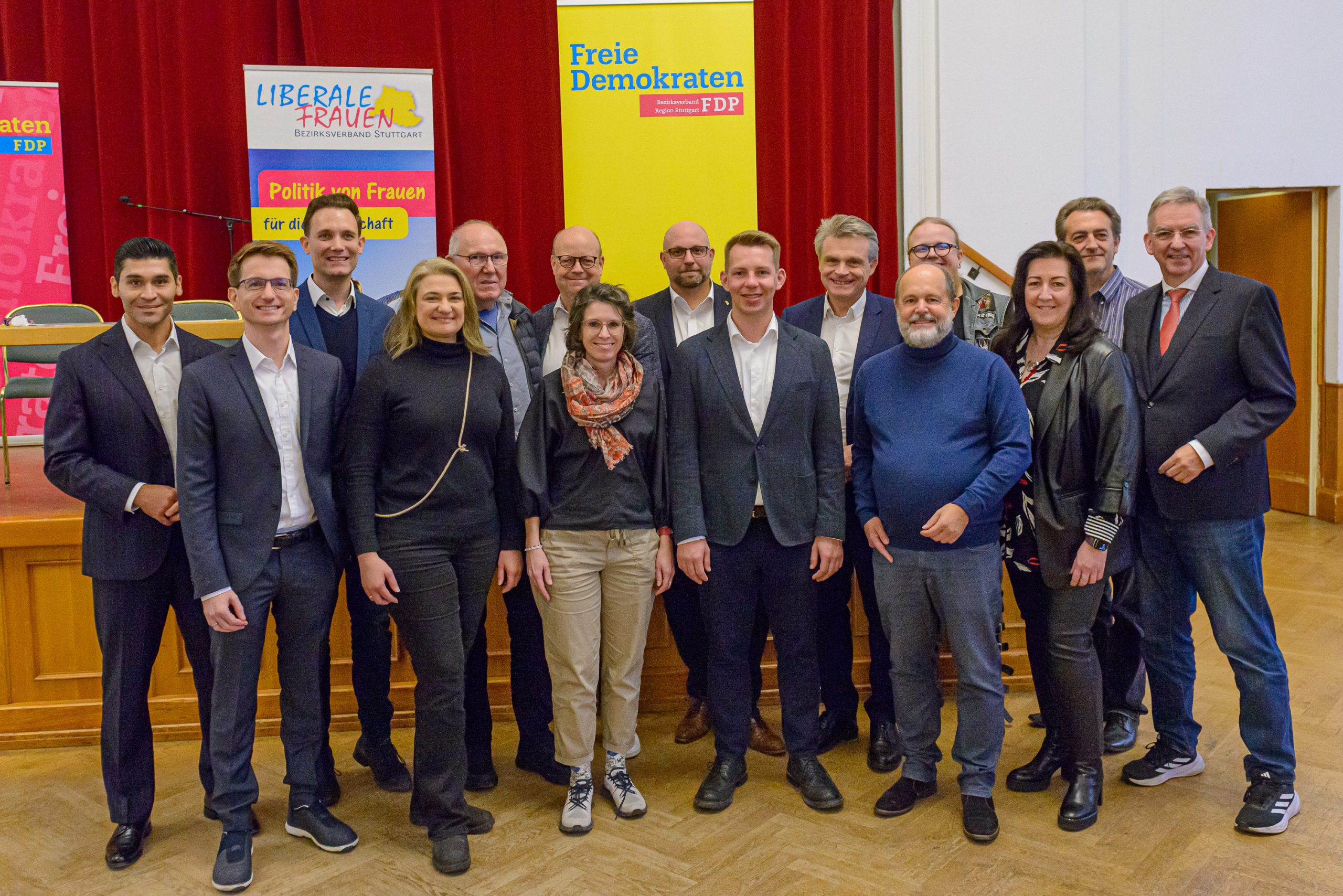 Der neue FDP-Bezirksvorstand um den Vorsitzenden Friedrich Haag MdL (vorne Mitte)